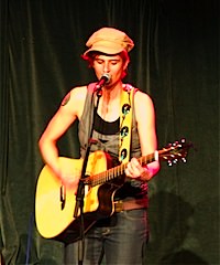 Alvarez Endorser Bettina Schelker auf der Buehne