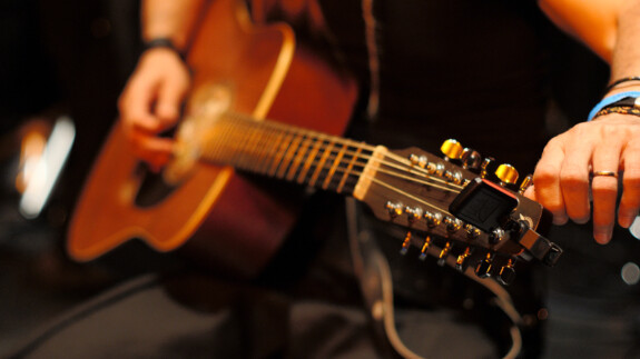 Gitarre stimmen online mit und ohne Stimmgerät