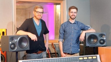 Tonprofis Mathias Grosch (links) und Benedikt Maile mit den KH 310 A von Neumann