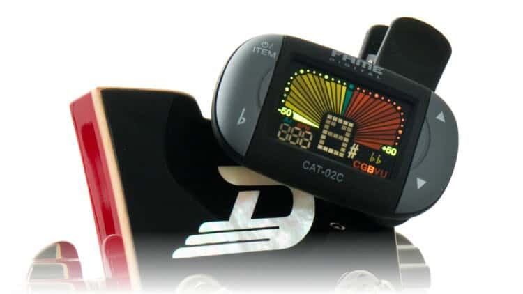 Der Fame CAT-02C Clip-on Tuner Chromatic an der Kopfplatte einer Gitarre