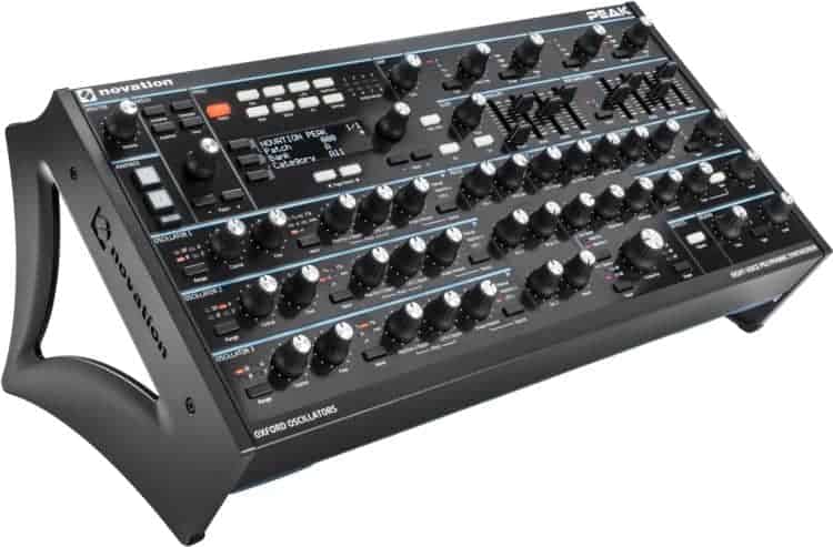 Angewinkelte Aufstellung des Novation Peak mit optionalem Ständer