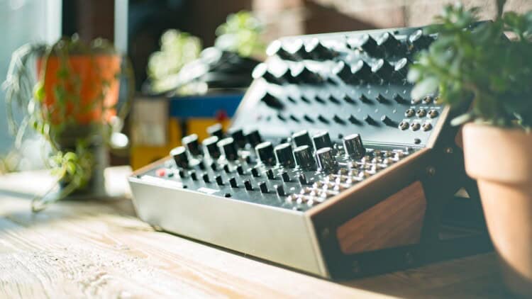 Der Moog DFAM im Rack mit einem Mother-32