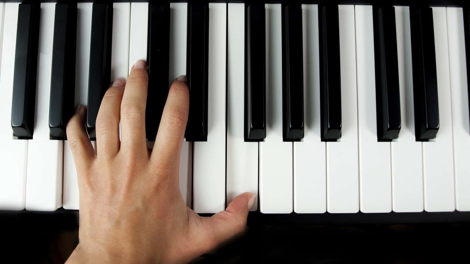 Снимаю с клавиши рояль. Клавиши пианино. Клавиатура рояля. Клавиатура пианино. Фортепиано.
