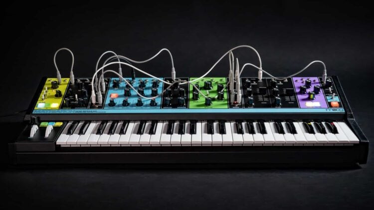 Der Moog Matriarch ist ein semi-modularer Analog-Synthesizer mit auffallender Optik.