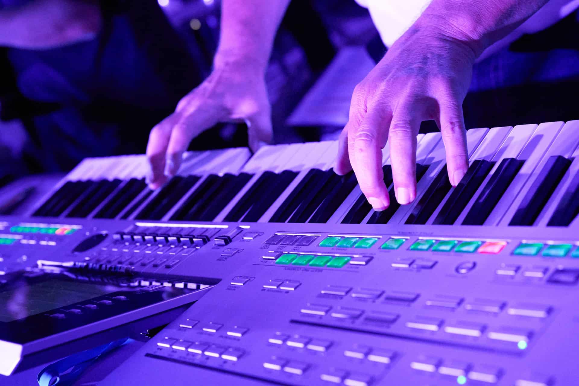 Stagepiano Vs Workstation Unterschiede Einsatz Erklart Delamar De